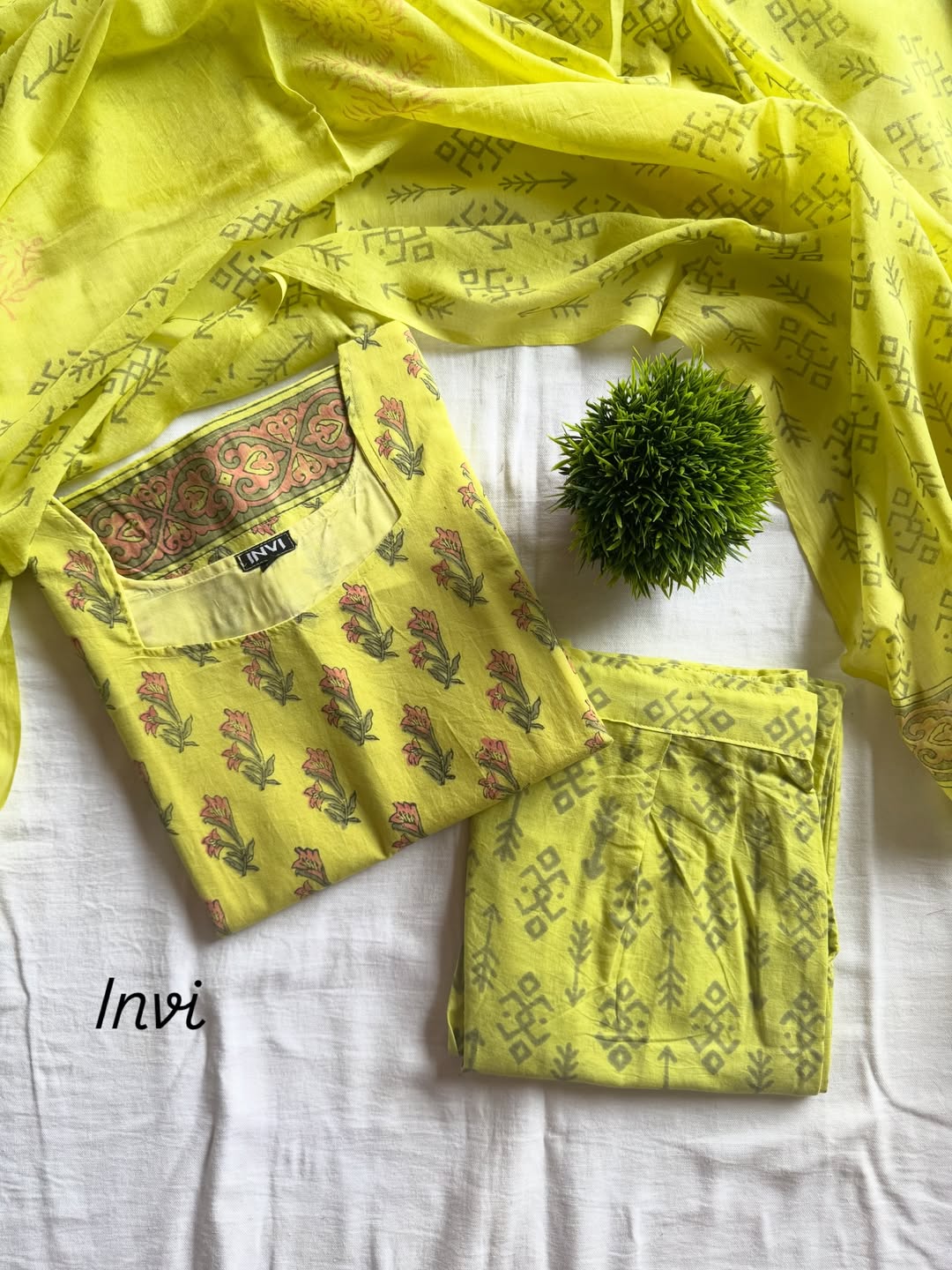 Parrot Green Floral Cotton Suit Set-PI : ICS00084